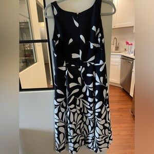 ANN TAYLOR. Black and white summer dress. Sleeveless. Size 6. Black/white.